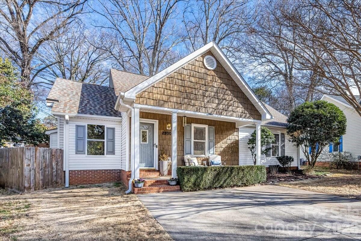 Property Photo:  2200 Olde Chantilly Court  NC 28205 