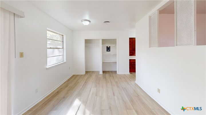 Property Photo: 1102 S Ann Boulevard TX 76548