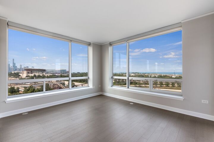 Property Photo: 1901 S Calumet Avenue 807 IL 60616