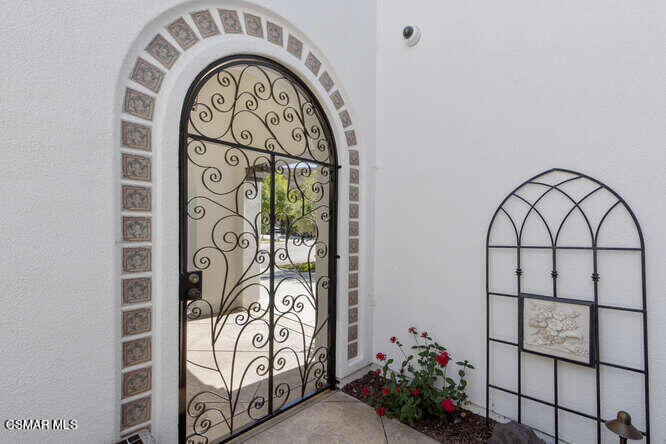 Property Photo:  4998 Via Santana  CA 91320 
