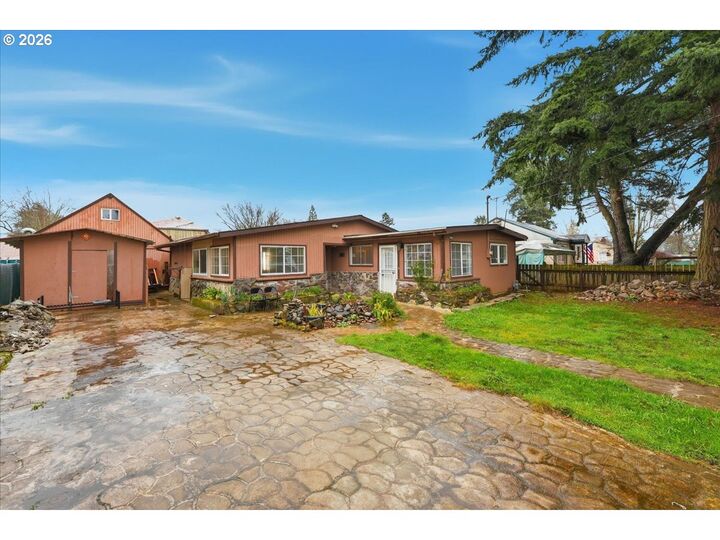 Property Photo:  6401 SE Hazel St  OR 97206 