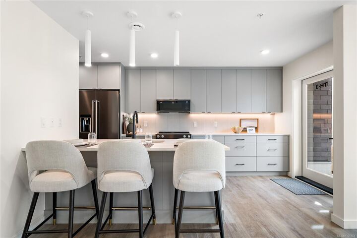 1102 Esquimalt Rd #Th3 — photo 1
