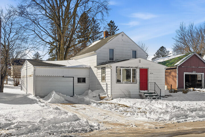 Property Photo:  1004 E Main St  MN 55921 