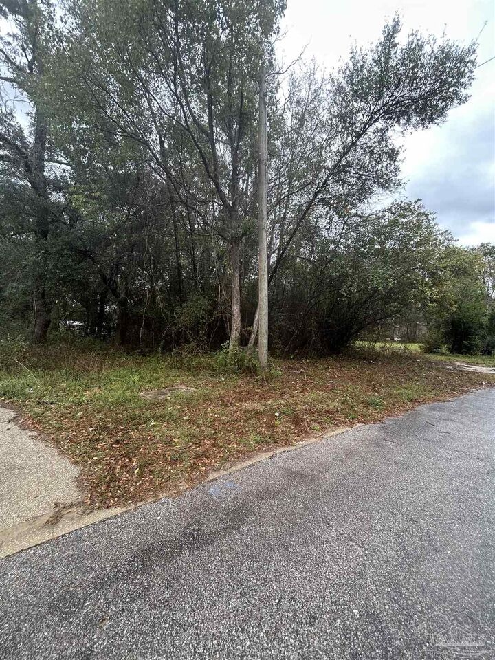 Property Photo:  8600 Handicare St  FL 32514 