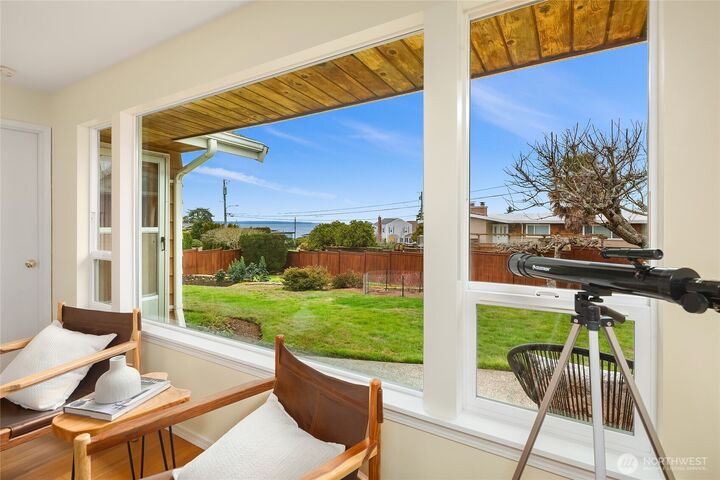 Property Photo: 817 Puget Way WA 98020