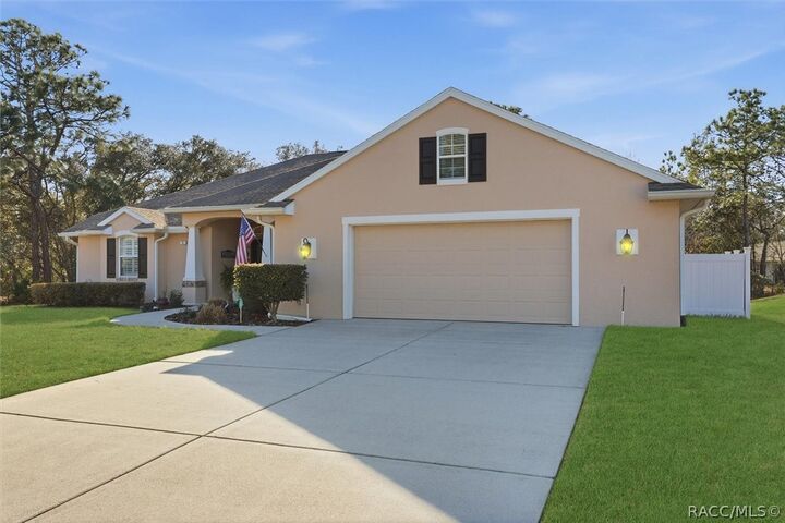 Property Photo: 6 Carnation Court FL 34446