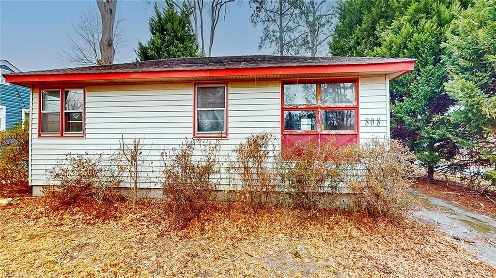 Property Photo: 808 State St VA 23323