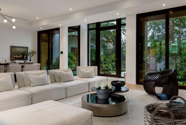 Property Photo: 6850 Sunrise Ct FL 33133