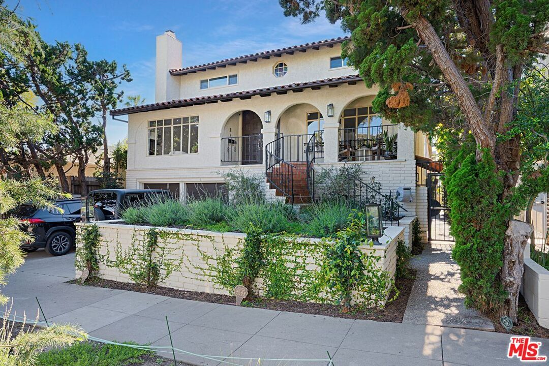 Property Photo:  852 15th St  CA 90403 