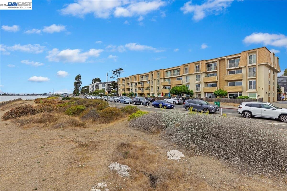 Property Photo:  933 Shoreline Dr 203  CA 94501 