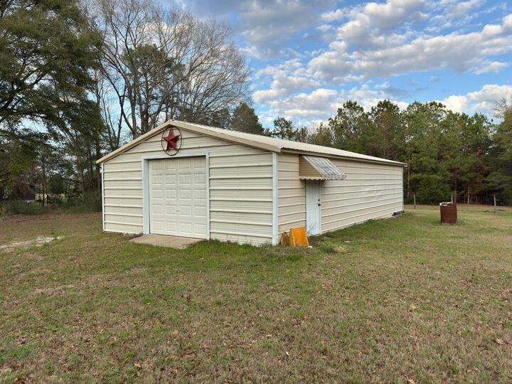 Property Photo: 3955 Hwy. 77 FL 32428