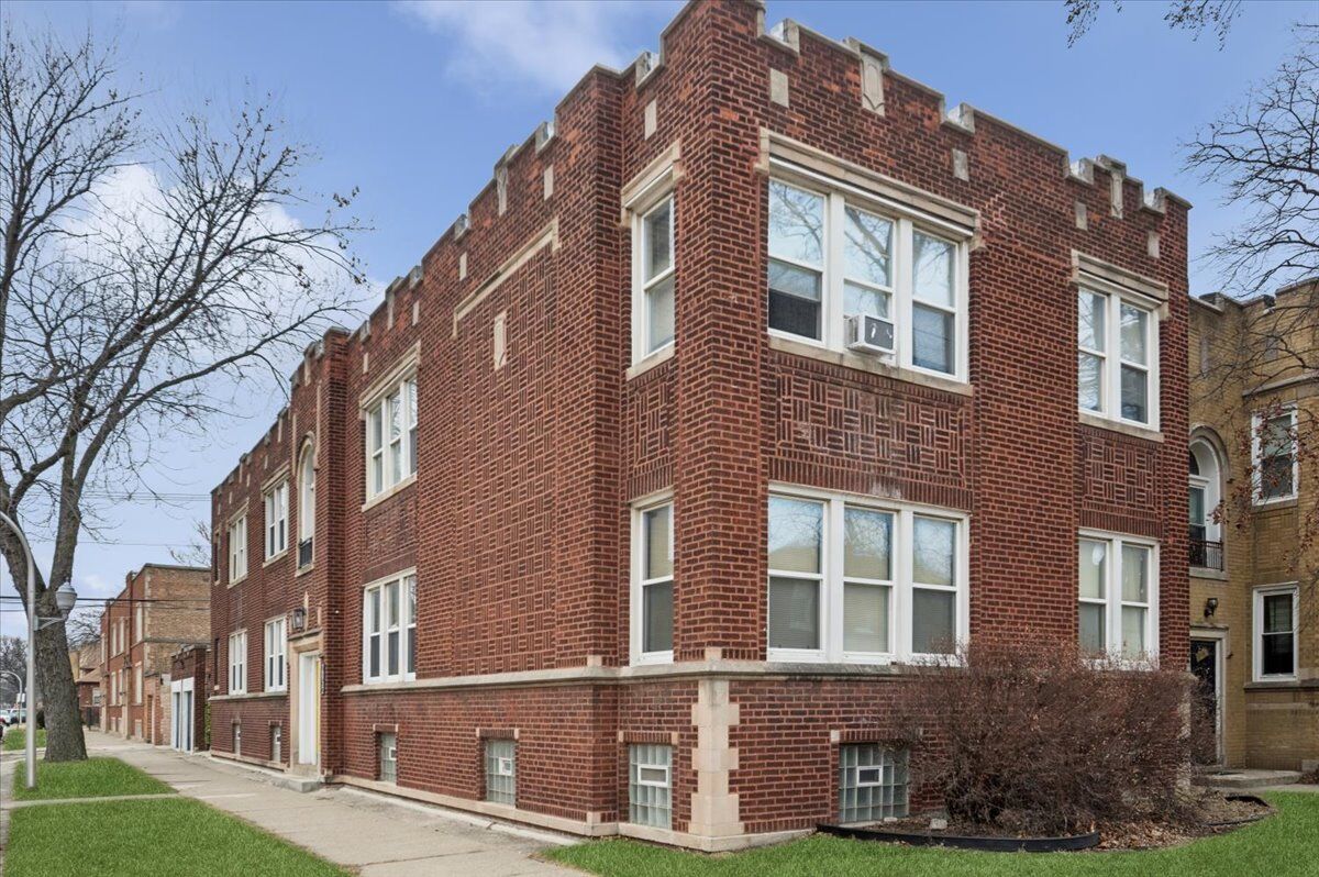 Property Photo:  2052 E 80th Street  IL 60617 
