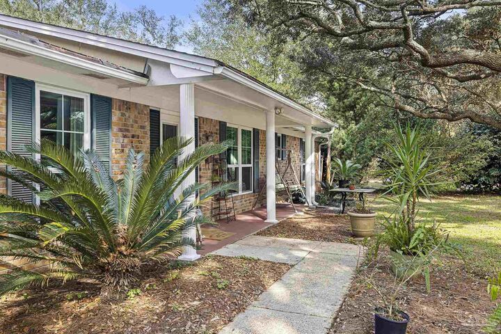 Property Photo:  506 Fairpoint Dr  FL 32561 