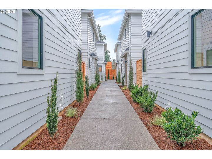 Property Photo: 6481 SE Ramona St B OR 97206