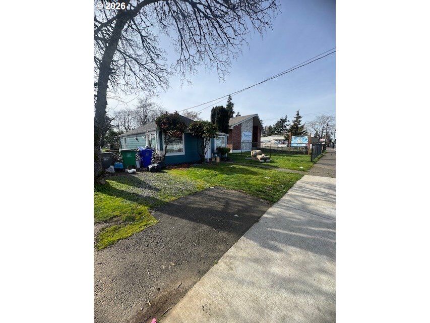 Property Photo:  7230 SE Duke St  OR 97206 