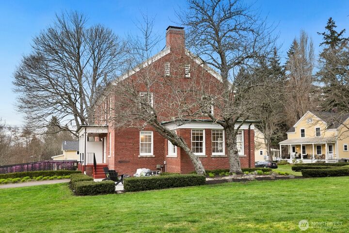 Property Photo:  4405  Montana Circle W  WA 98199 