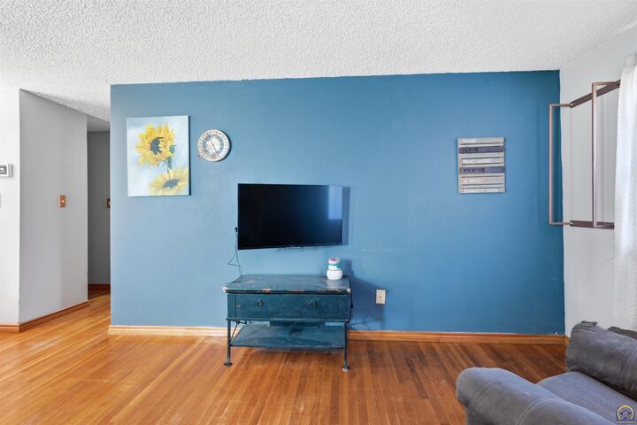 Property Photo: 6800 SW Crestwood Dr KS 66619