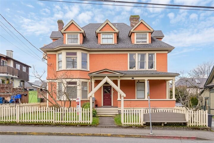 Property Photo: 1418 Fernwood Rd BC V8V 4P7
