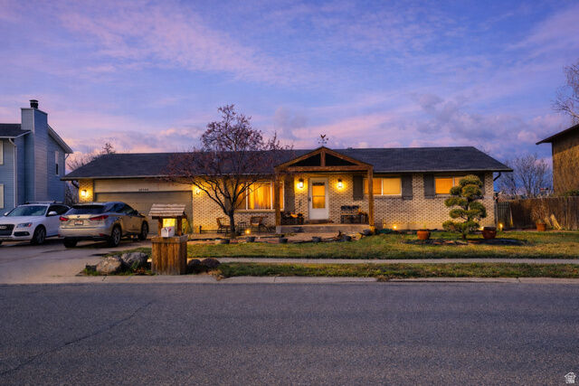 Property Photo:  10564 S Weeping Willow Dr E  UT 84070 