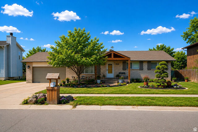 Property Photo: 10564 S Weeping Willow Dr E UT 84070