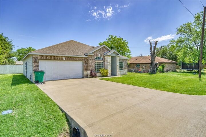 Property Photo: 1104 Jennifer Street TX 77864