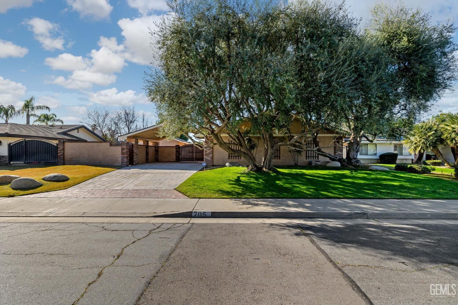 Property Photo: 705 Harrisburg Street CA 93314