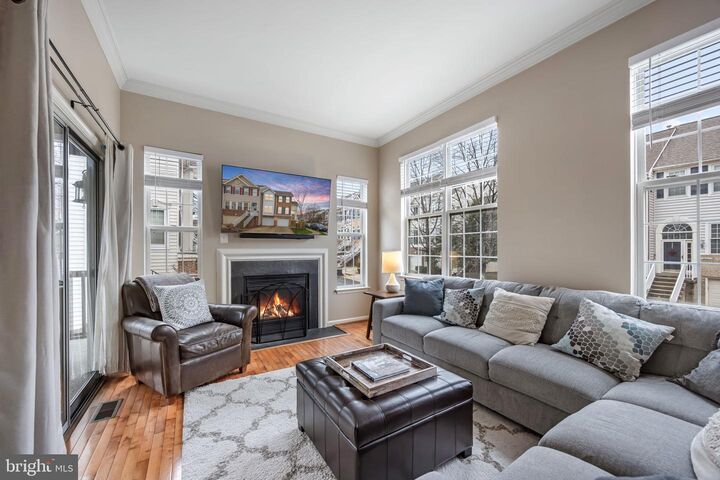 Property Photo:  20627 Glenmere Square  VA 20165 