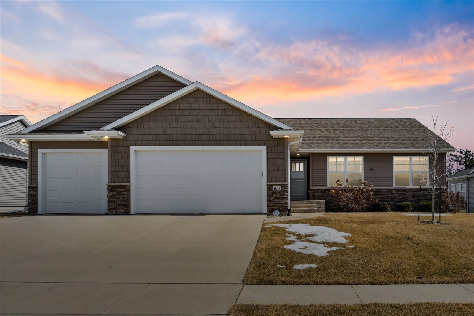 Property Photo: 5913 Rock Ridge Drive IA 52302