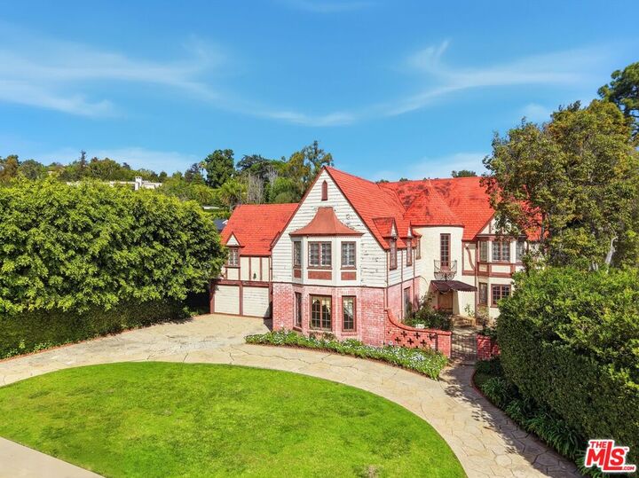 Property Photo:  1140 Benedict Canyon Dr  CA 90210 