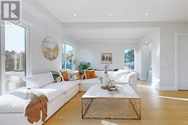 Property Photo:  1047 Meredith Avenue  ON L5E 2C6 