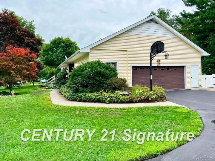 Property Photo:  3280 Dixie Court  MI 48601 