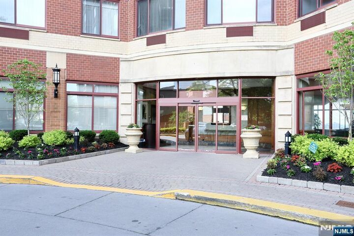 Property Photo:  100 Old Palisade Road 1013  NJ 07024 