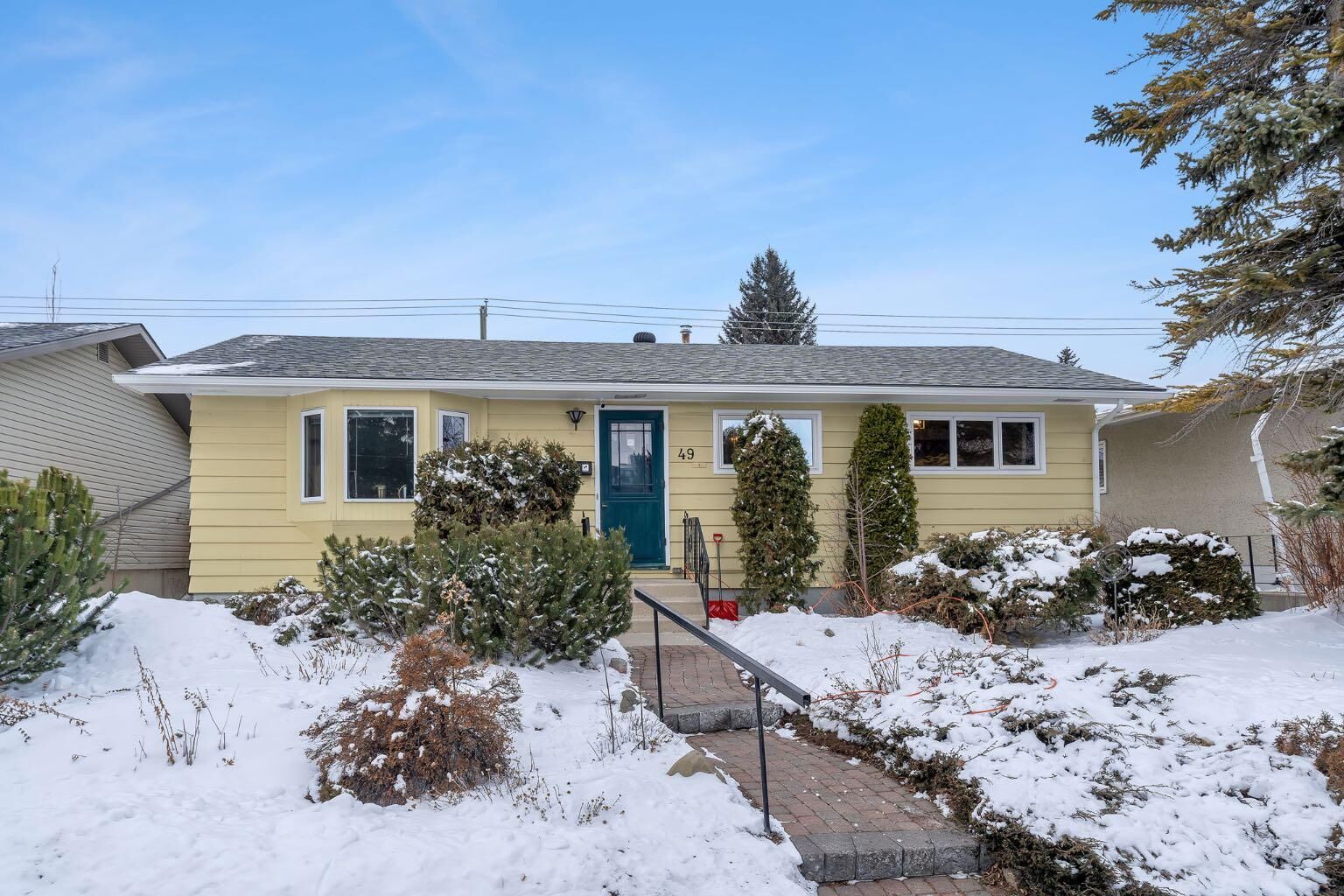 Property Photo:  49 Kentish Drive SW  AB T2V 2L4 