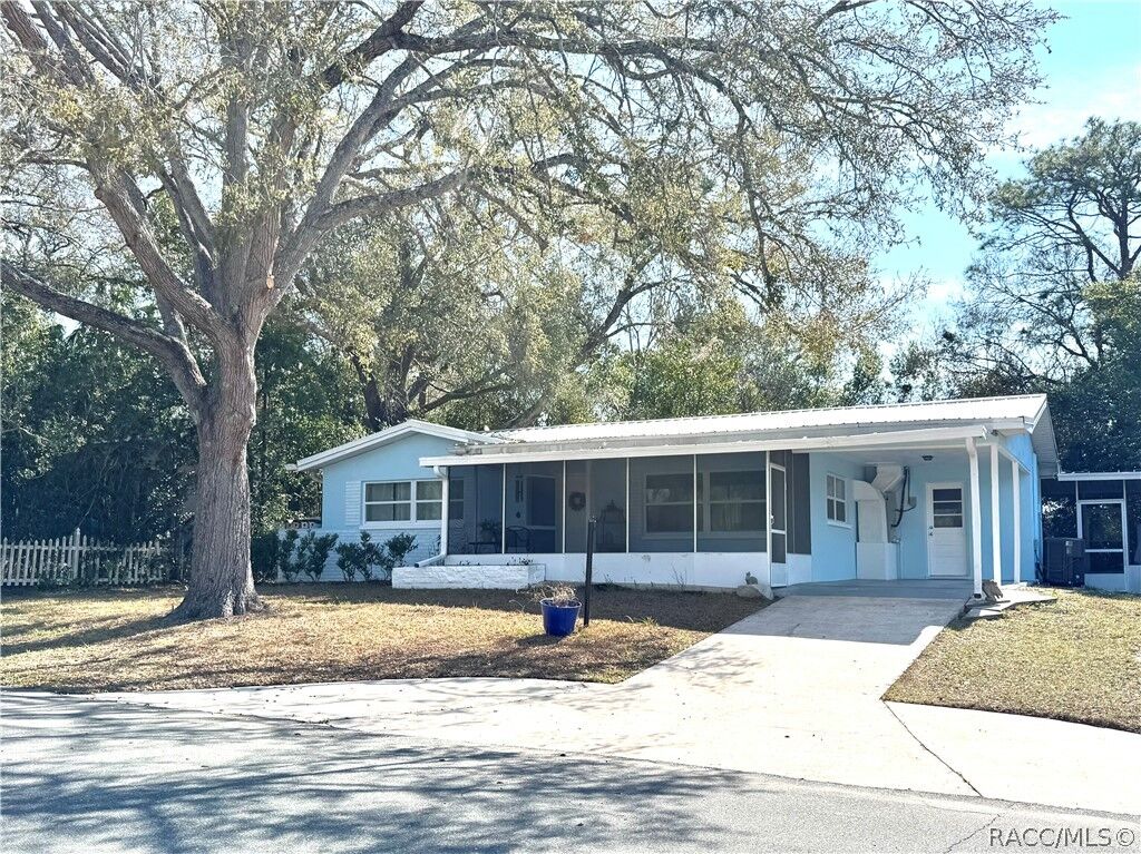 Property Photo:  7 N Adams Street  FL 34465 