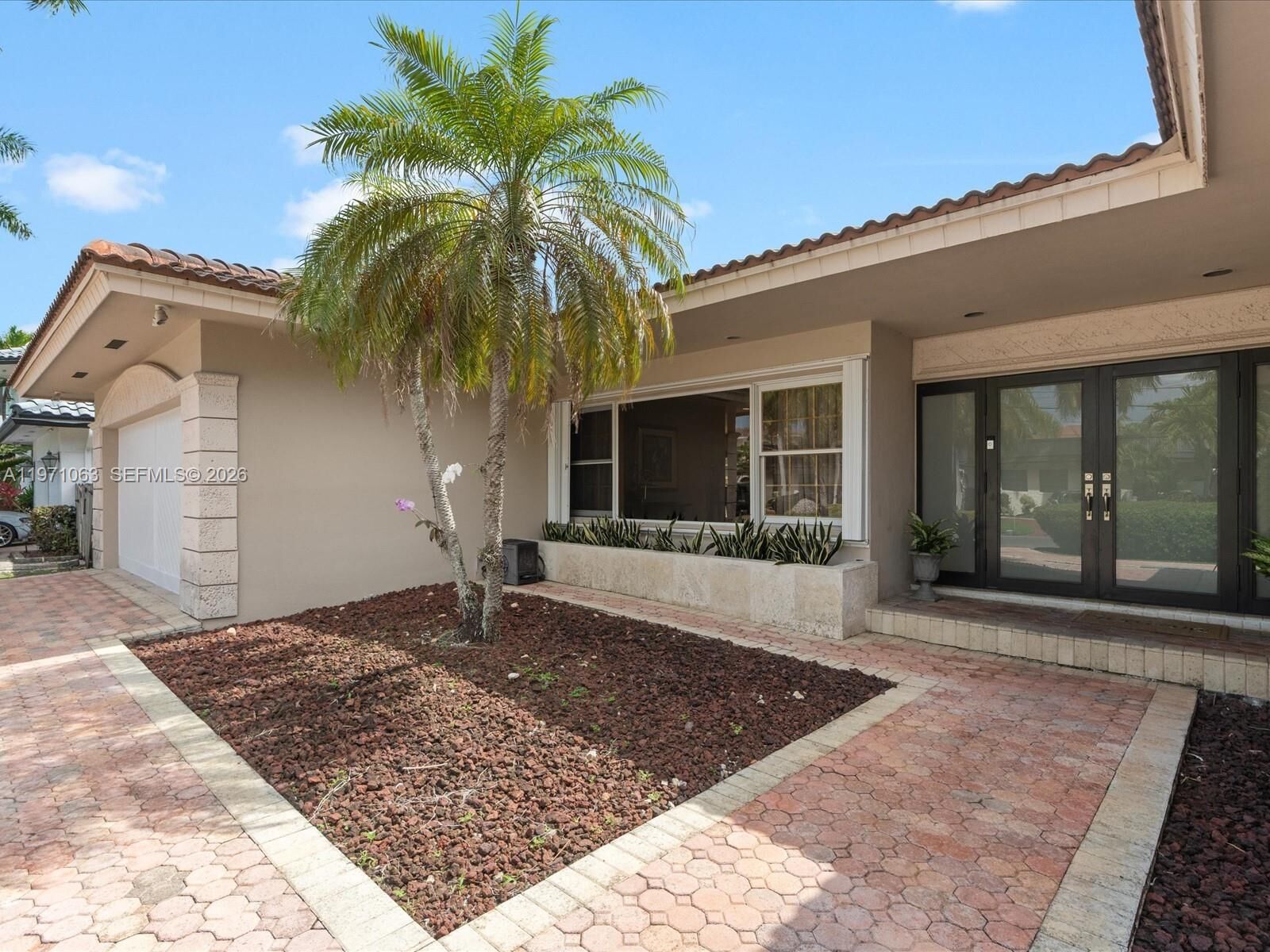 Property Photo: 2930 NE 164th St FL 33160