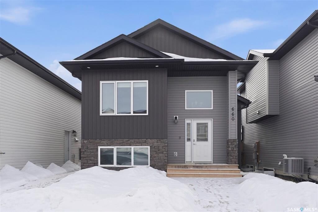 Property Photo: 660 Feheregyhazi Boulevard SK S7W 1C4