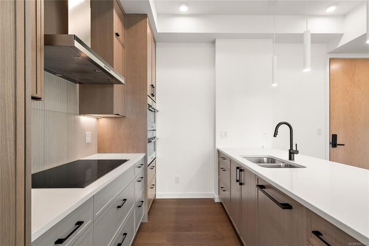 Property Photo:  1102 Esquimalt Rd 503  BC V9A 0L3 