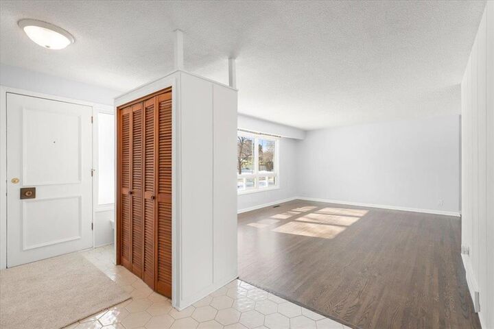 Property Photo:  74 Vanier Drive  MB R2V 2N6 