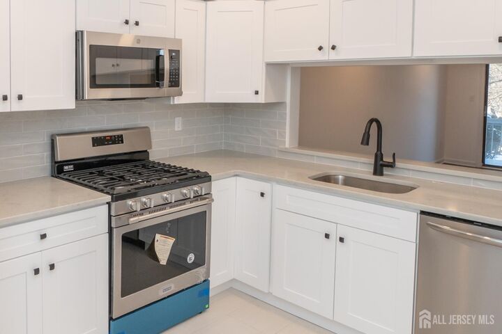 Property Photo:  801 Woodbridge Commons Way  NJ 08830 