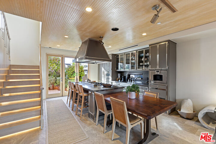 Property Photo:  812 Brooks Ave  CA 90291 