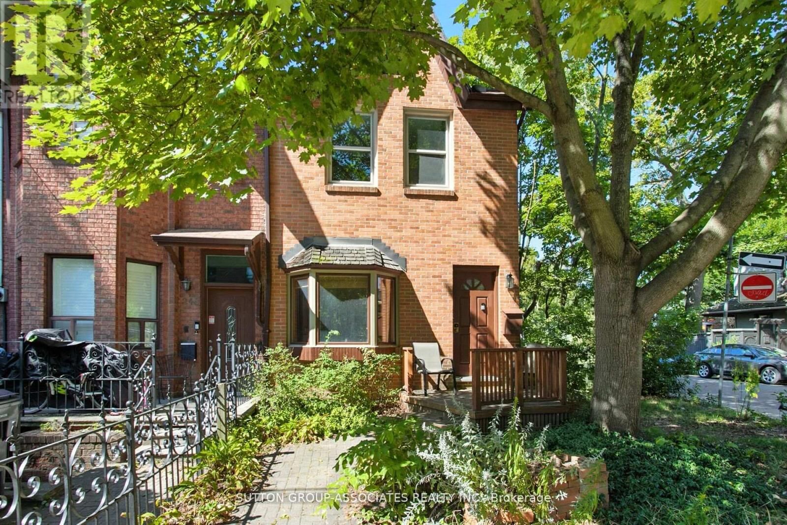 Property Photo:  250 Robert Street  ON M5S 2K7 