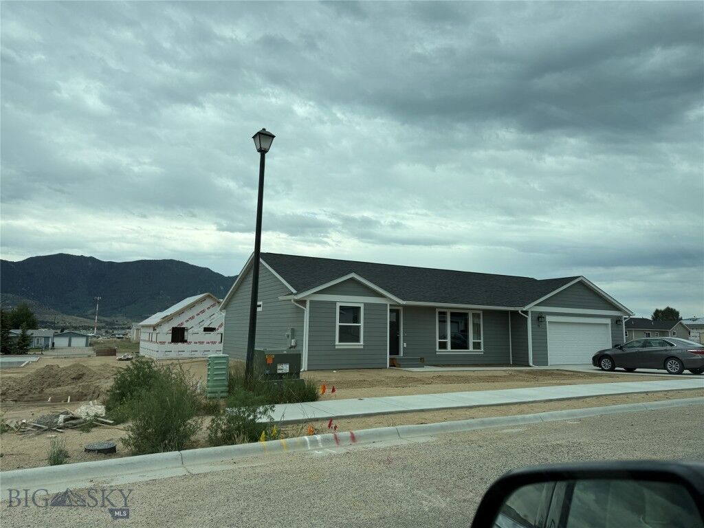 Property Photo:  