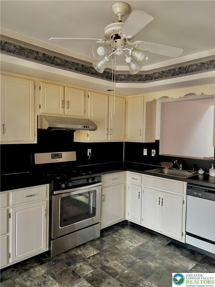 Property Photo:  2742 Tamlynn Lane  PA 18045 