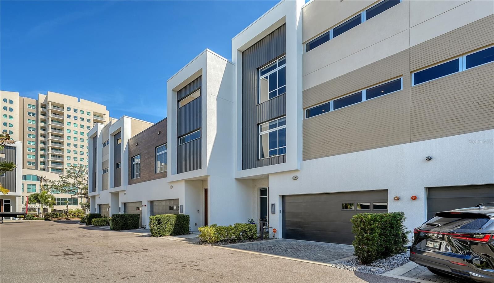 Property Photo: 211 Cosmopolitan Court 211 FL 34236