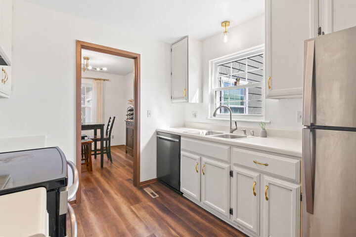 Property Photo: 650 Dundee Ln WI 53029