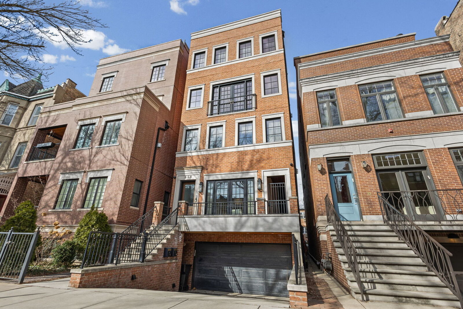 Property Photo:  658 W Melrose Street 1  IL 60657 