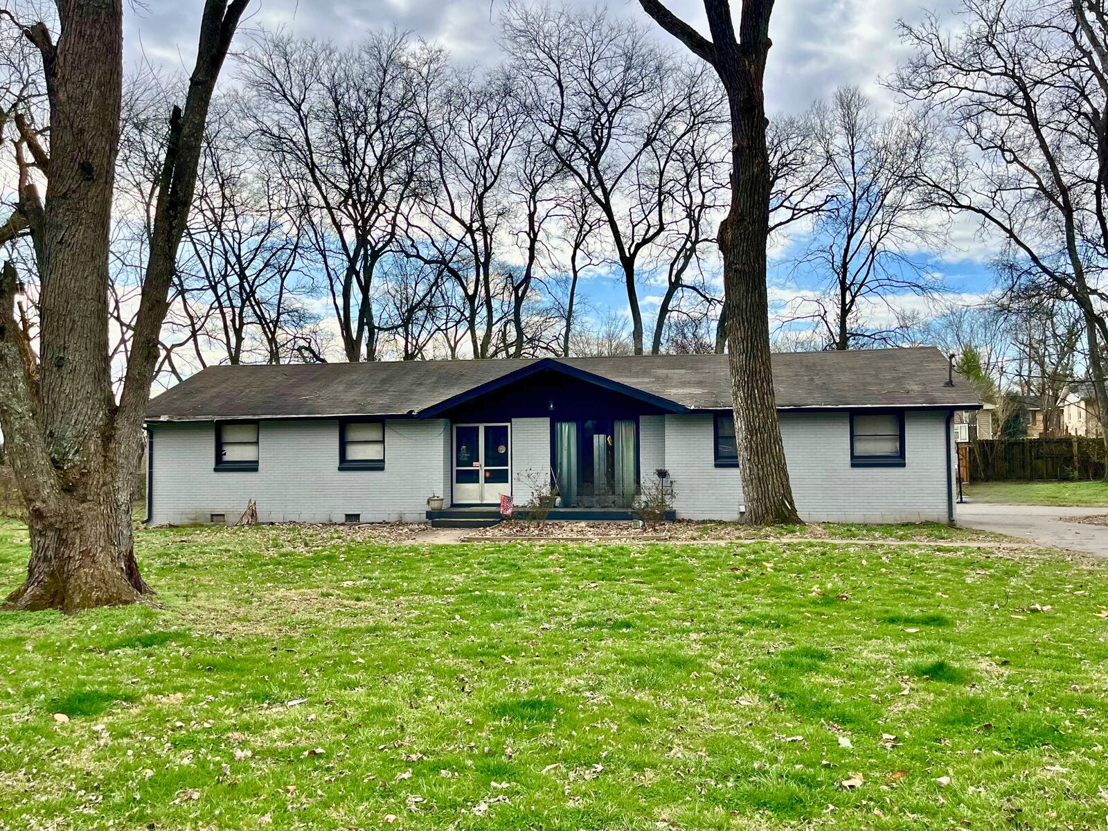 Property Photo: 130 Colonial Dr TN 37075