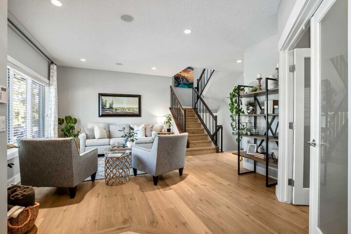 Property Photo:  3040 28 Street SW  AB T3E 2J5 