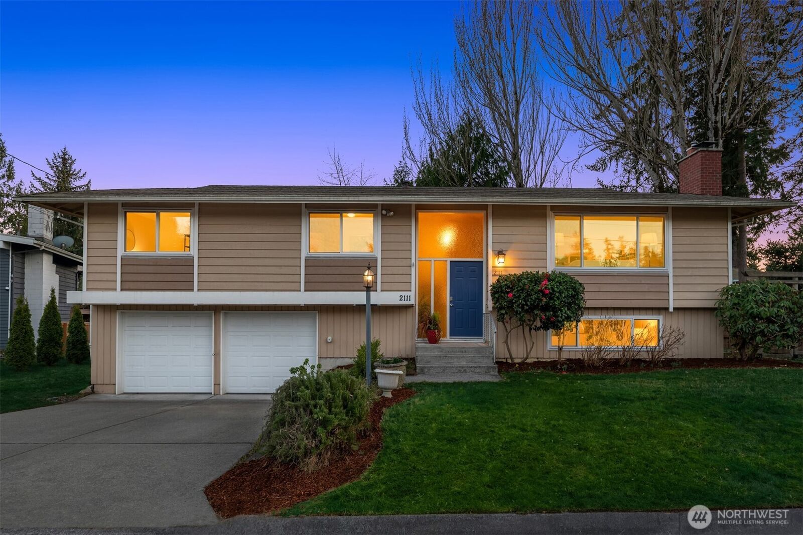 Property Photo:  2111 N 188th Street  WA 98133 