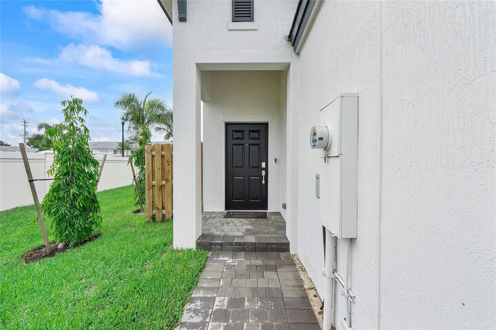 Property Photo: 4973 Oakmont Drive 1 FL 33312